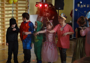 taniec: dzieci wystawiają w tańcu ręce do przodu