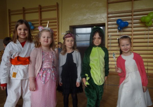 5 dzieci pozuje do zdjęcia: smok, 3 księżniczki, karateka