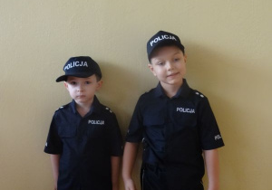 2 chłopców pozuje do zdjęcia: policjanci