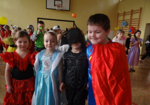 4 dzieci pozuje do zdjęcia: batman, hiszpanka, księżniczka, spiderman