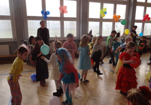 taniec z balonami po całej sali