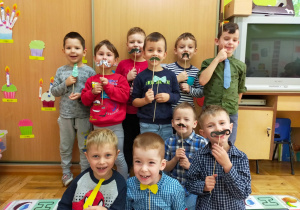 chłopcy z grupy I z wąsami, muchami i krawatami umieszczonymi na patyczkach