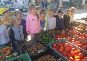 dzieci na wycieczce na targowisku przy warzywach