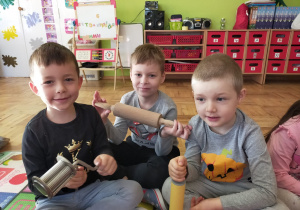 dzieci poznają narzędzia do zrobienia makaronu