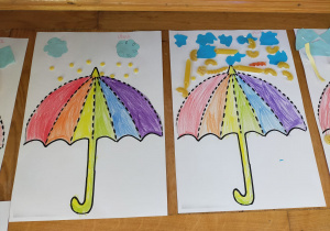 prace plastyczne - makaronowy deszcz nad kolorowymi parasolami