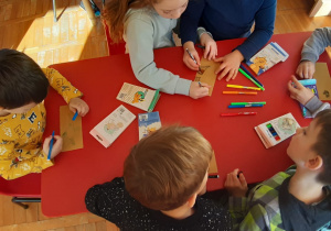 dzieci rysują mazakami na makaronie obrazki