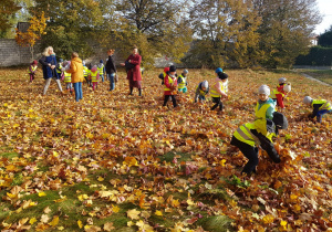 dzieci w parku podczas zawodów zbierania kolorowych liści