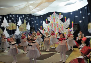 taniec pajacyków - dziewczynki w kołnierzach i czapeczkach na głowie