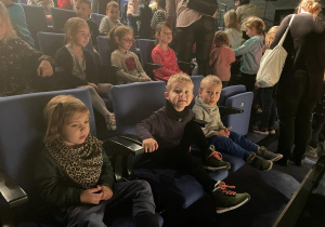 dzieci z grupy VII w fotelach w teatrze