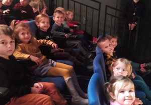 dzieci z grupy VIII w teatrze na widowni