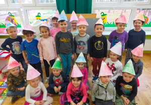 dzieci z grupy I w kredkowych czapeczka wykonanych z kartonu