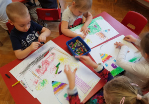 dzieci rysują kolorowe obrazki kredkami pastelowymi