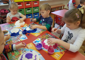dzieci malują farbą plakatową kredkowe czapki z tekturowych talerzyków
