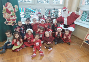zdjęcie grupowe dzieci z grupy II z Mikołajem