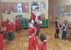 dzieci z grupy II tańczą z Mikołajem w parach