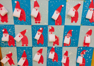 prace plastyczne - Mikołaj z białą brodą z paska papieru na niebieskiej kartce ze stemplowanymi białą farbą i palcem płatkami śniegu