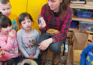 mama pokazuje dzieciom produkty do tworzenia maści i kremów
