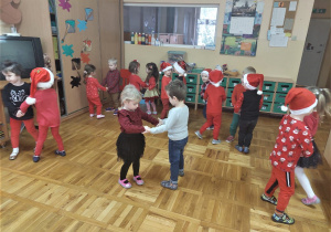 dzieci tańczą w parach