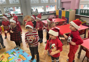 dzieci w czerwonych ubraniach i czerwonych czapkach ilustrują taniec ruchem