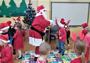 Mikołaj tańczy wśród dzieci