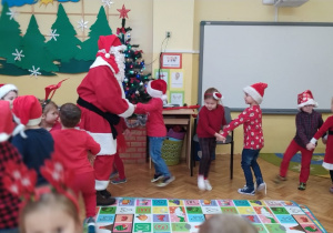 Mikołaj tańczy z dziećmi w parach