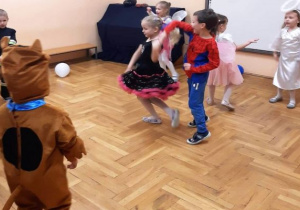 chłopiec okręca dziewczynkę w tańcu
