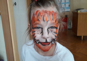 dziewczynka z pomalowana twarzą - tygrys