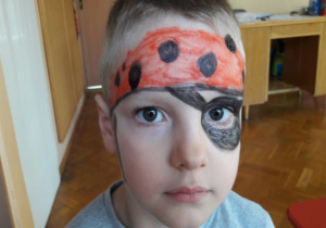 chłopiec z pomalowana twarzą - pirat