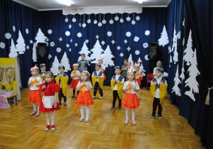 dzieci z Czerwonym Kapturkiem śpiewają piosenkę i ilustrują ją ruchem