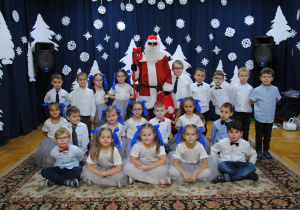 zdjęcie grupowe dzieci z grupy V z Mikołajem