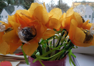 kwiatki z żółtym płatkami z bibuły nawinięte na lizaki w kształcie kulki