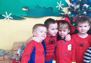 grupa chłopców strażaków i spidermenów pozuje do zdjęcia
