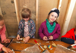 dzieci podczas warsztatów - łączą i kolorują drewniane krążki