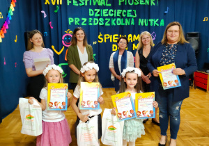 Jury i trio dziewczynek z PP Nr z nauczycielką, dyplomami i nagrodami