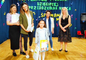 Jury i dziewczynka z PP Nr 10 "Pod Słoneczkiem" z dyplomem i nagrodami