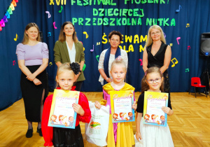 Jury i trio dziewczynek z "Tęczowego Przedszkola" PP Nr 2 w Zduńskiej Woli