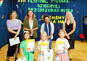 Jury i trio dziewczynek z "Zaczarowanej Krainy" PP Nr 4 w Zduńskiej Woli