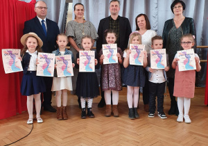 Komisja konkursu wraz z dziećmi nagrodzonymi i wyróżnionymi w konkursie recytatorskim