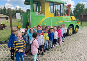 dzieci z grupy VII przed lokomotywą z wagonikami do zwiedzania ZOO