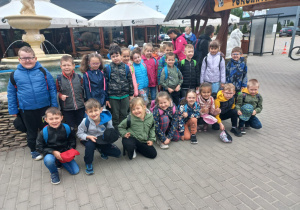 dzieci z grupy V przed fontanną w Borysewie