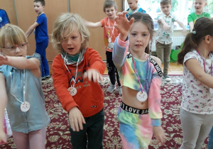 dzieci tańczą w sali