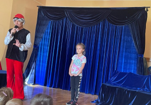 aktor z dziewczynką stoją na scenie