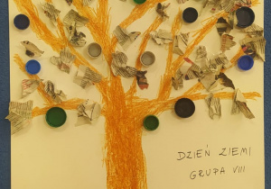 plakat gr VIII - eko drzewo z liśćmi z kapsli i liściami z gazety