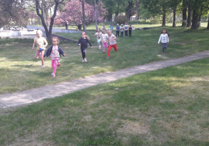 dziewczynki biorą udział w wyścigu