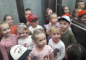 dzieci jadą windą dla podróżnych