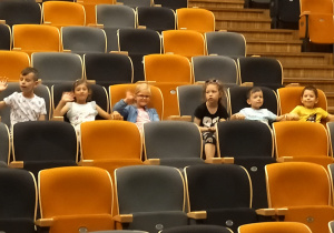 dzieci siedzą w kinie
