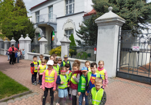 dzieci z gr I przed Muzeum Historii Miasta Zduńska Wola