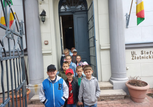dzieci z gr V przed Muzeum Historii Miasta Zduńska Wola