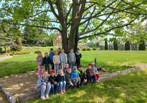 dzieci z gr V pod drzewem, w ogrodzie za domem Św. Maksymiliana Kolbe