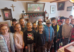 dzieci w pokoju z pamiątkami rodzinnymi w domu Św. Maksymiliana Kolbe